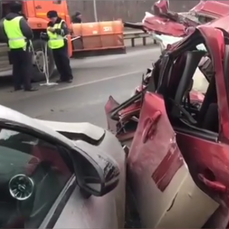 На трассе под Владивостоком Suzuki SX4 врезался в грузовик дорожников