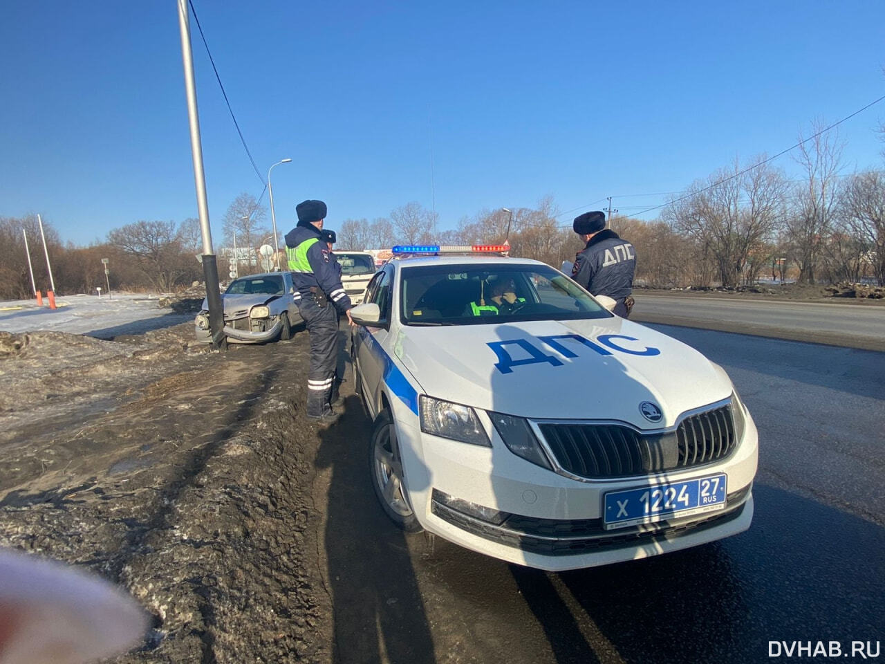 Коварство весны: разбила о столб свою машину хабаровчанка у Тополево (ФОТО)  — Новости Хабаровска