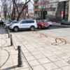 Ограждения и блокираторы заняли половину тротуара — newsvl.ru