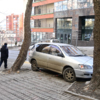 Ниже ЖК «Атлантис-1» ограждений нет, автомобили часто заезжают на тротуар — newsvl.ru