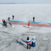 На льдине они нарисовали российский триколор, но «угнать» её они не смогли  — newsvl.ru