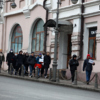Около десятка молодых людей достали два плаката и пошли к центральной площади — newsvl.ru