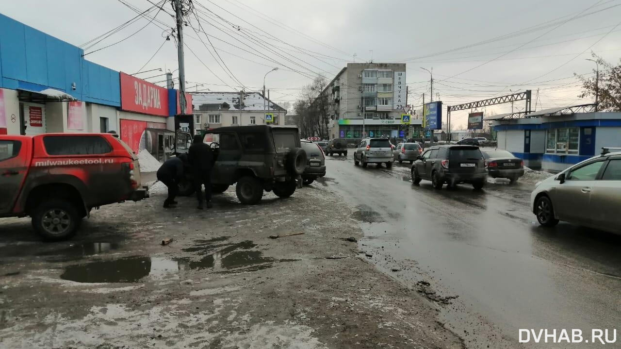 Отвалившееся на ходу колесо УАЗа сбило прохожую в Трубном переулке (ФОТО) —  Новости Хабаровска