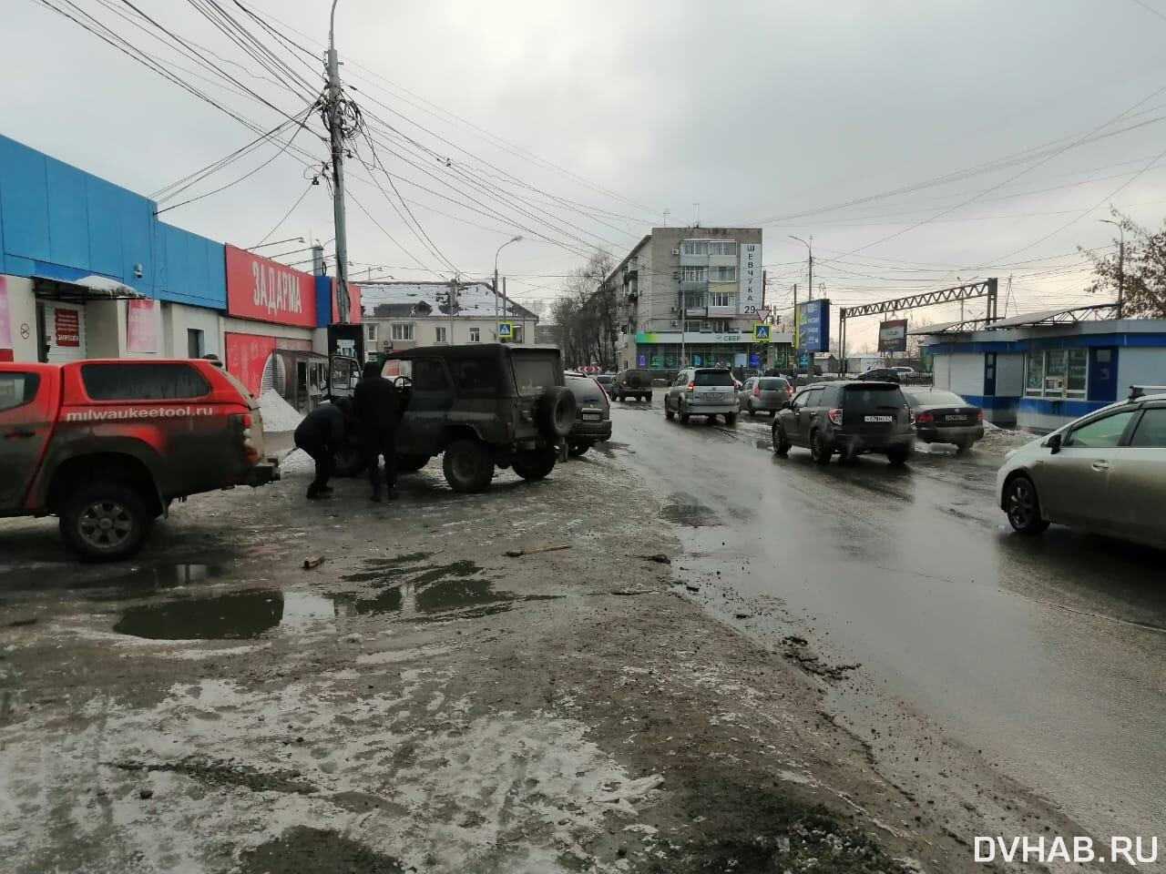 Отвалившееся на ходу колесо УАЗа сбило прохожую в Трубном переулке (ФОТО) —  Новости Хабаровска