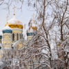 Снег запорошил памятники, крыши домов, купола храмов, тротуары и дороги — newsvl.ru