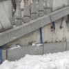 9 лет назад подрядчики построили систему подпорных стен и лестниц. Время показало, что слабым звеном была система крепления облицовочных плит — newsvl.ru