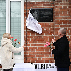 На стене больницы во Владивостоке открыли мемориальную доску в память о медсестре, погибшей от коронавируса 