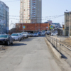 Справа – забор детского сада. Родители по утрам тоже паркуются на этой дороге — newsvl.ru