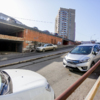 Из-за бордюра и припаркованных машин водителям бывает сложно разъехаться — newsvl.ru