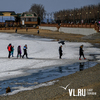 Владивостокцы гуляют по тающему льду, несмотря на опасность и запрет