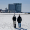 В основном по льду гуляют молодые люди и школьники — newsvl.ru