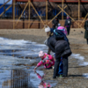 Детям радостно просто поплескаться у берега — newsvl.ru