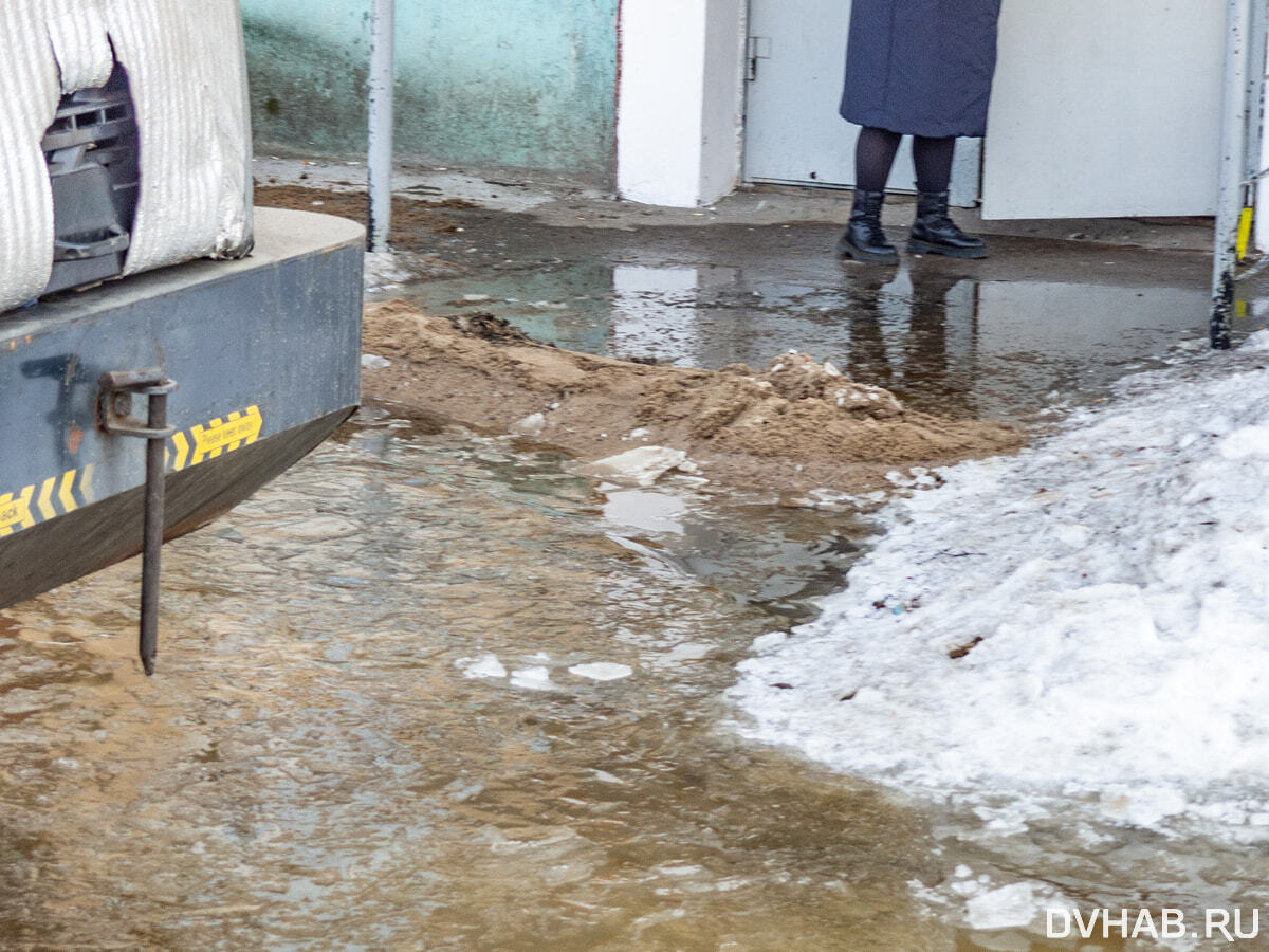 Улицу Краснореченскую затапливает талой водой (ФОТО; ВИДЕО) — Новости  Хабаровска