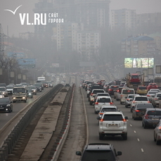 Фуры нет, а пробка есть: с Некрасовского путепровода убрали вставший поперёк дороги грузовик