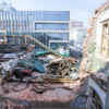 Именно на эту часть здания  обратили внимание в феврале 2022-го, когда рабочие стали кувалдами сносить часть фасада здания — newsvl.ru