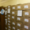 В коридоре аптеки стоят коробки с физраствором — newsvl.ru