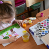 В свободное от процедур время малыши рисуют красками — newsvl.ru
