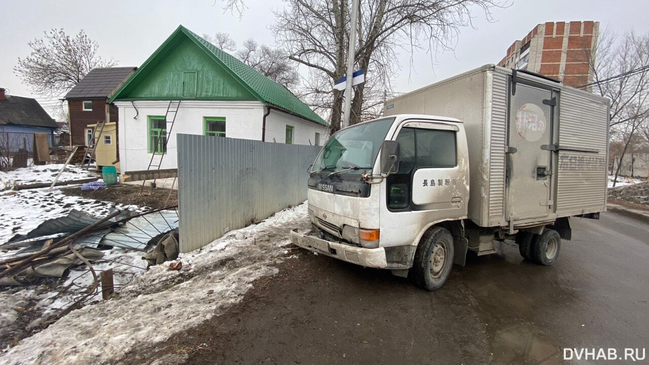 Пробил забор и чуть не задавил человека водитель хлебовоза (ФОТО) — Новости  Хабаровска