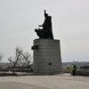 Во Владивостоке моют памятник морякам торгового флота, погибшим в годы Великой Отечественной войны — newsvl.ru