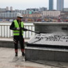 Сначала с помощью специального щадящего моющего состава с памятников удаляется вся грязь — newsvl.ru