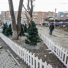 Ёлки и паровозик появились здесь на месте снесённых ларьков в декабре прошлого года — newsvl.ru