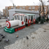 Паровозик и искусственные ёлки до сих пор стоят в районе кольца Первой Речки — newsvl.ru