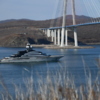 Яхта прошла под Русским мостом — newsvl.ru
