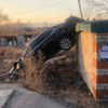Lexus сбил столб и «присел» на крышу магазина в посёлке Соловей-Ключ (ФОТО)