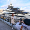 Люди фотографировались на фоне 142-метровой яхты — newsvl.ru
