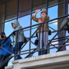 Люди использовали лестницы морвокзала, чтобы сделать снимки яхты — newsvl.ru