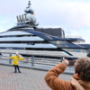 На фоне яхты фотографировались дети и взрослые — newsvl.ru