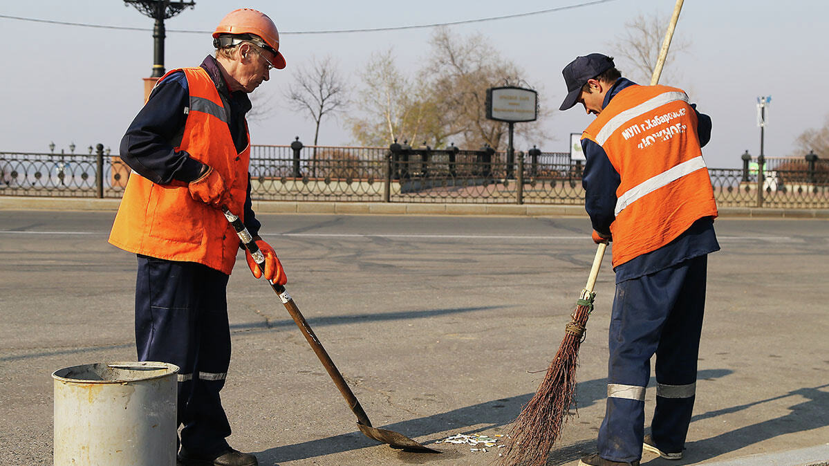 Работы по уборке мусора с улиц Хабаровска стартовали
