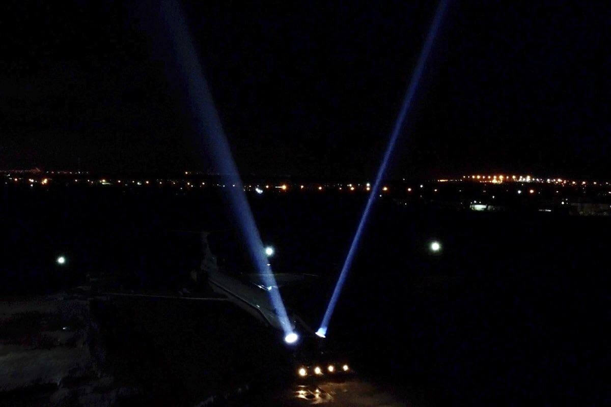 Комета над хабаровском 2024. Лучи в небе ночью. Прожектора в небе Хабаровска. Небо Хабаровск. Световая Хабаровск.