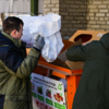 На пункте стоят несколько оранжевых контейнеров ПЭО для перерабатываемых отходов — newsvl.ru