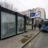 Очередной вандал разбил стёкла в «умной» остановке  — newsvl.ru