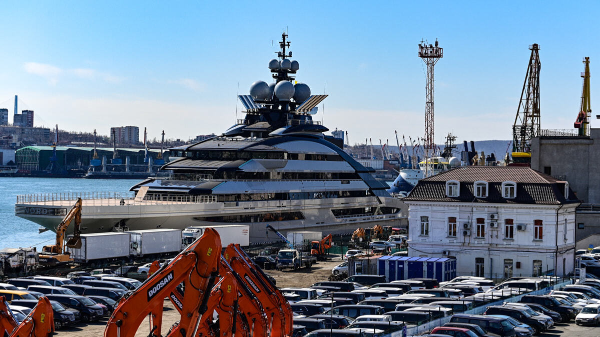 Яхта санкционного миллиардера осталась у морвокзала во Владивостоке (ФОТО)  — Новости Хабаровска