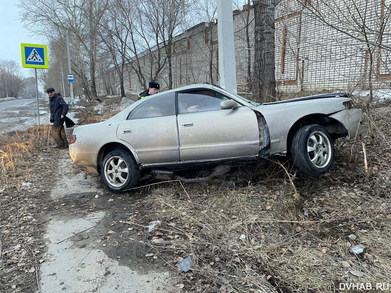 В столкновении со столбом на Комшоссе пострадали три человека (ФОТО) —  Новости Хабаровска