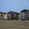 Недавно горожане заметили на одном из пляжей Патрокла деревянные строения — newsvl.ru