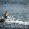 Несмотря на свою "неблагоустроенность" пляж со стороны бухты Патрокл привлекает горожан — newsvl.ru