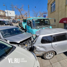 Самосвал протаранил четыре припаркованные машины и магазин на Алеутской 