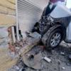 Toyota Corolla Fielder буквально смяло, а у здания фабрики «Приморский кондитер» повредился фасад — newsvl.ru