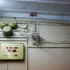 В коридоре опасно свисают провода — newsvl.ru