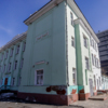С фасада здания большими кусками осыпается штукатурка — newsvl.ru