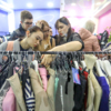 Девушки очень внимательно рассматривают представленную в магазине одежду  — newsvl.ru
