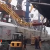 Стрела крана рухнула и повредила здание на территории порта во Владивостоке (ВИДЕО)