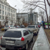 Ранее здесь, по правой стороне улицы Прапорщика Комарова, парковка была запрещена — newsvl.ru