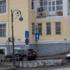 На противоположной стороне спуска остановку запретили и наметили будущую автобусную полосу — newsvl.ru