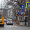 Но сразу за ним уже висят новые, разрешающие парковку — newsvl.ru