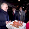 Президента Беларуси Лукашенко встретили во Владивостоке в третьем часу ночи хлебом в форме краба (ВИДЕО)