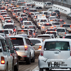 Во Владивостоке восьмибалльные пробки, перекрыт выезд грузовиков на объездную